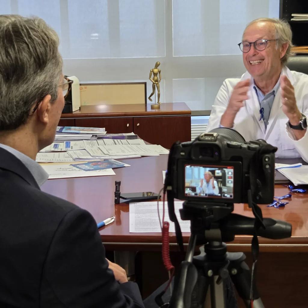 Un journaliste et un vidéaste enregistrent une interview un médecin