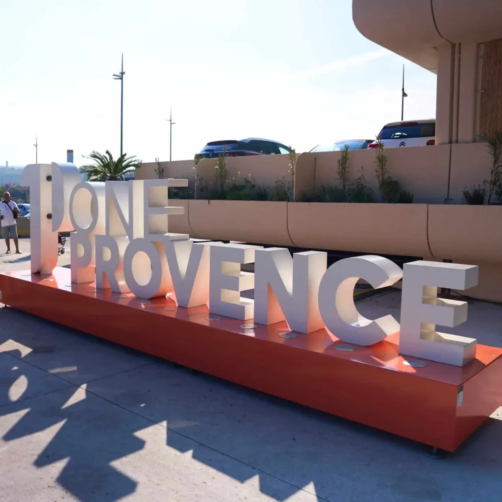 Lettres géantes One Provence